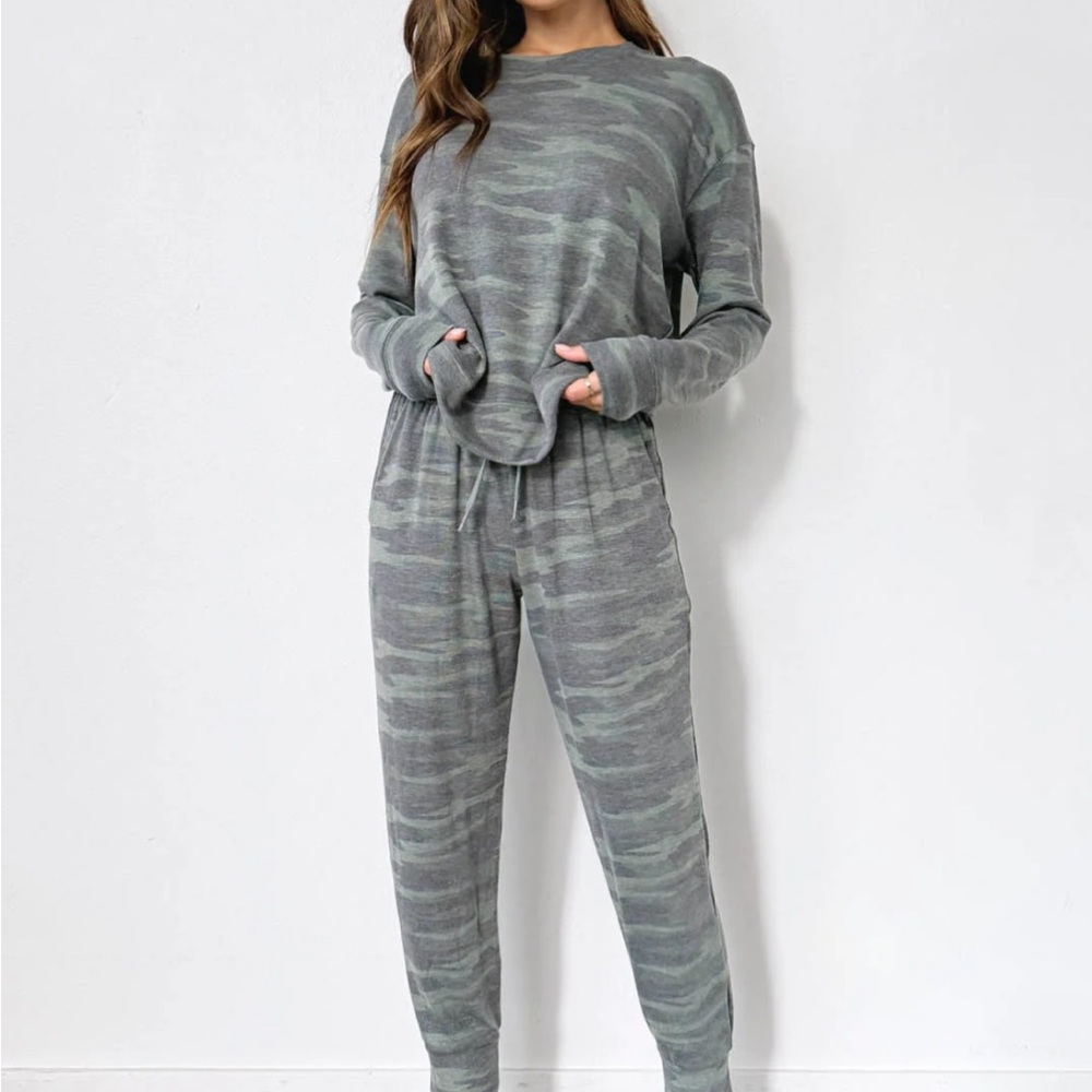 Splendid Super Soft Camo Joggers Size Medium